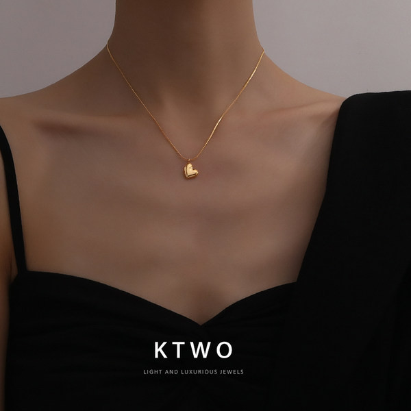 Ženska ogrlica zlatne boje sa privjeskom u obliku srca