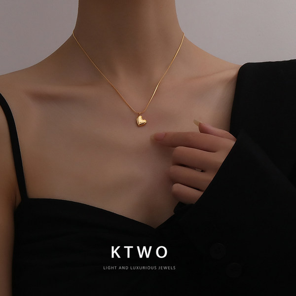 Ženska ogrlica zlatne boje sa privjeskom u obliku srca