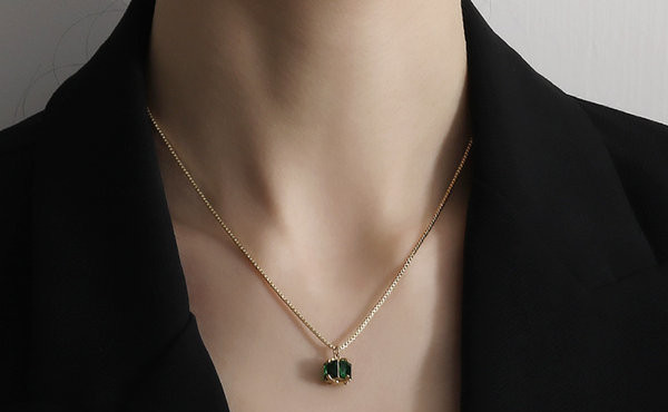 Κομψό γυναικείο κοντό κολιέ με στρογγυλό μενταγιόν