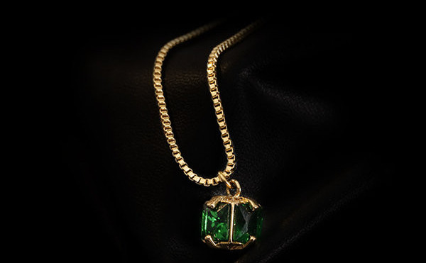 Κομψό γυναικείο κοντό κολιέ με στρογγυλό μενταγιόν