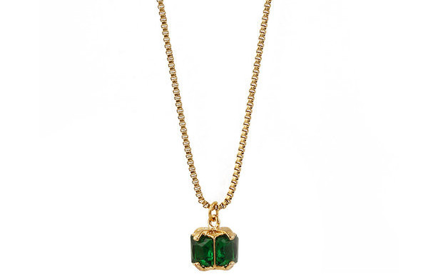 Κομψό γυναικείο κοντό κολιέ με στρογγυλό μενταγιόν