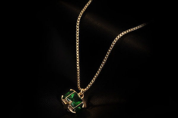 Κομψό γυναικείο κοντό κολιέ με στρογγυλό μενταγιόν