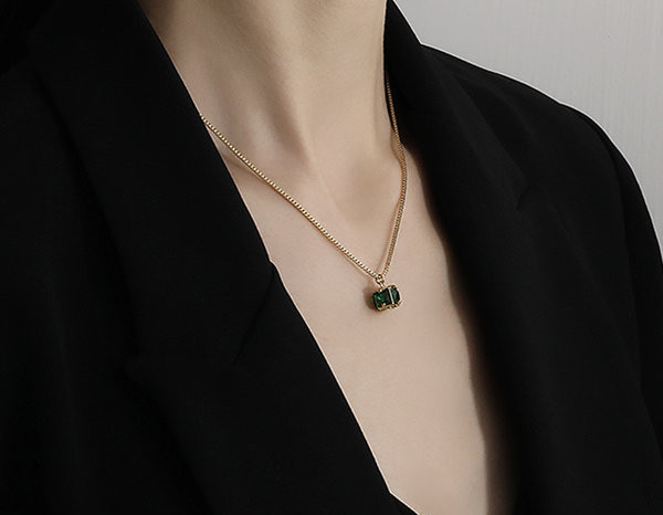 Κομψό γυναικείο κοντό κολιέ με στρογγυλό μενταγιόν