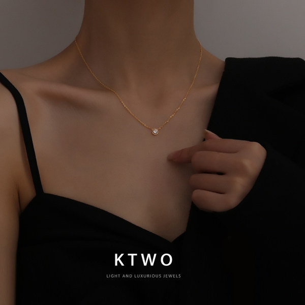 Ženska ogrlica s kamenim privjeskom