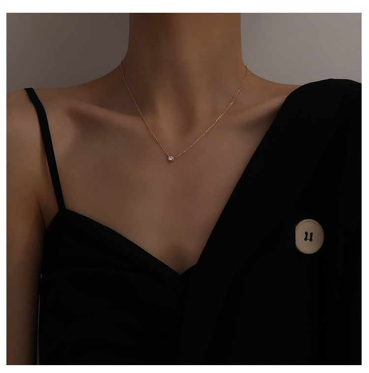 Ženska ogrlica s kamenim privjeskom