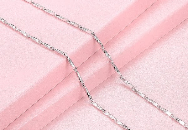 Γυναικεία αλυσίδα σε ασημί χρώμα