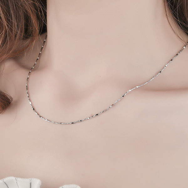 Γυναικεία αλυσίδα σε ασημί χρώμα