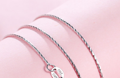 Κομψό γυναικείο λεπτό κολιέ σε διαφορετικά μοντέλα