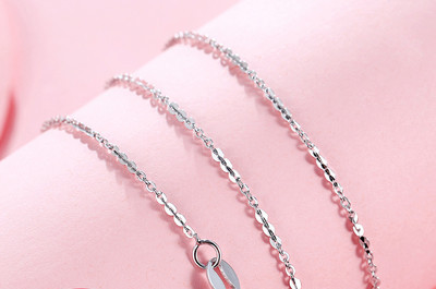 Κομψό γυναικείο λεπτό κολιέ σε διαφορετικά μοντέλα