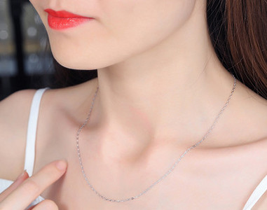 Moderan ženski lanac u nekoliko modela