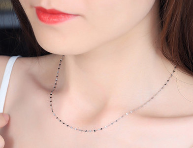 Moderan ženski lanac u nekoliko modela