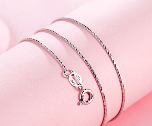 Moderan ženski lanac u nekoliko modela