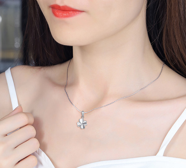 Moderan ženski lanac u nekoliko modela