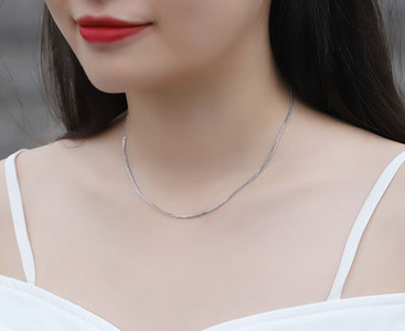 Κομψό γυναικείο κοντό ατσάλινο κολιέ