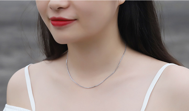 Κομψό γυναικείο κοντό ατσάλινο κολιέ