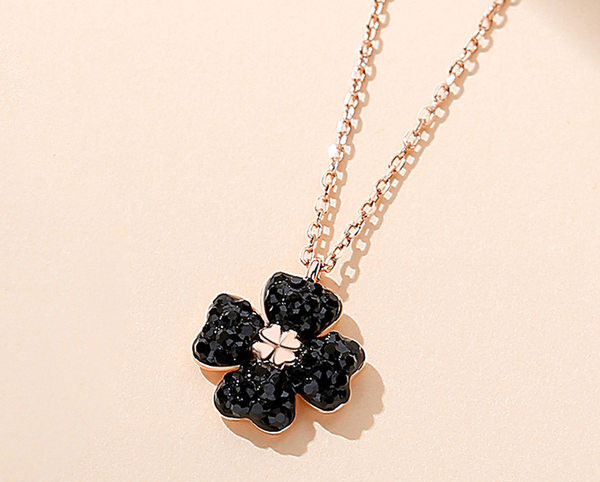 Elegantna ženska ogrlica s privjeskom