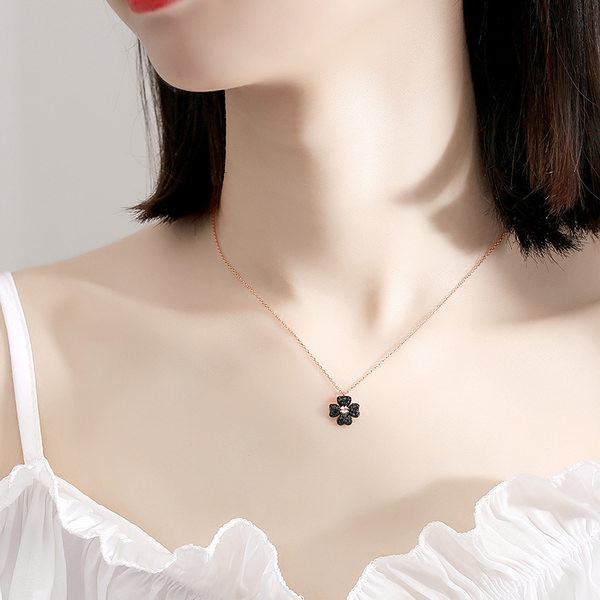 Elegantna ženska ogrlica s privjeskom