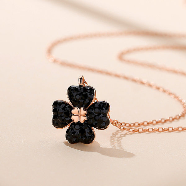 Elegantna ženska ogrlica s privjeskom