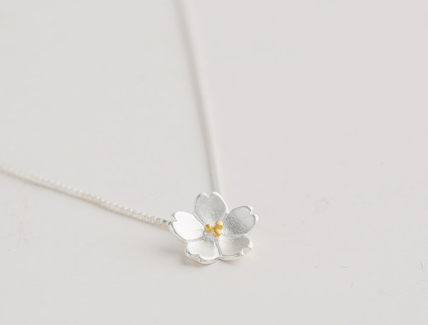 Γυναικείο κολιέ με μενταγιόν λουλουδιών