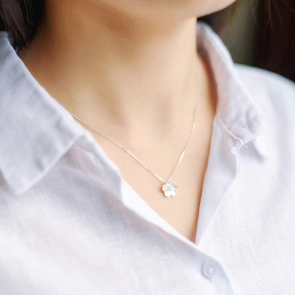 Γυναικείο κολιέ με μενταγιόν λουλουδιών