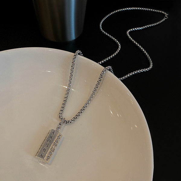 Ženski srebrni lančić sa privjeskom