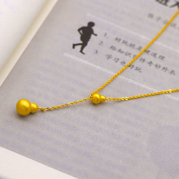 Дамска верижка с висулка - златист цвят