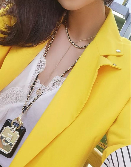 Moderna ženska ogrlica sa četvrtastim privjeskom i ukrasnim kamenčićima