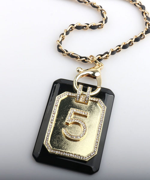 Moderna ženska ogrlica sa četvrtastim privjeskom i ukrasnim kamenčićima