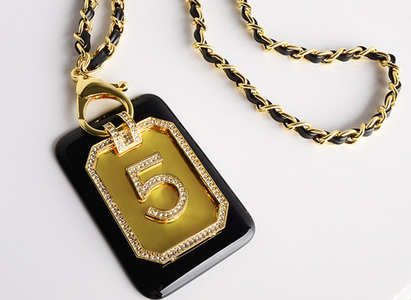 Moderna ženska ogrlica sa četvrtastim privjeskom i ukrasnim kamenčićima