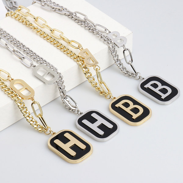 Ženska ogrlica sa ugraviranim slovom u nekoliko boja