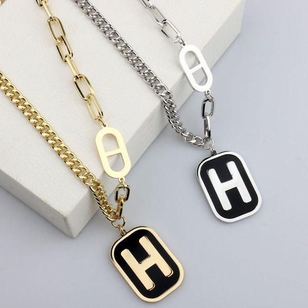 Ženska ogrlica sa ugraviranim slovom u nekoliko boja