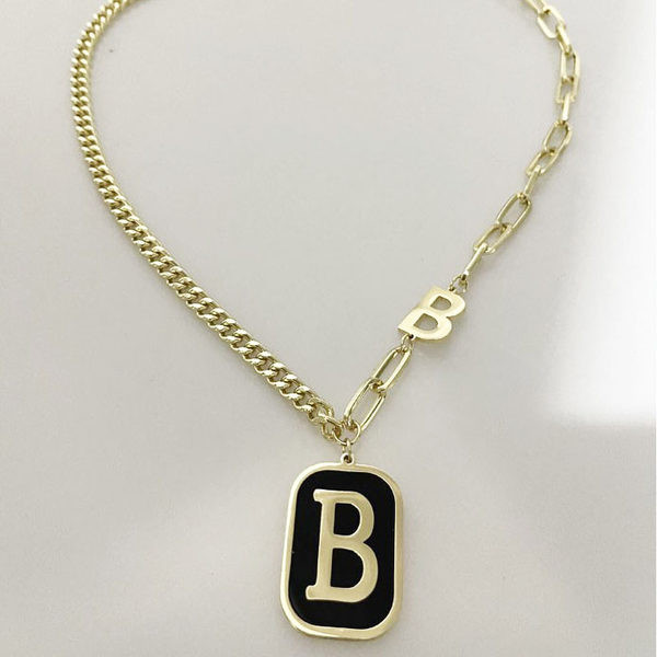 Ženska ogrlica sa ugraviranim slovom u nekoliko boja