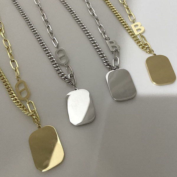 Ženska ogrlica sa ugraviranim slovom u nekoliko boja