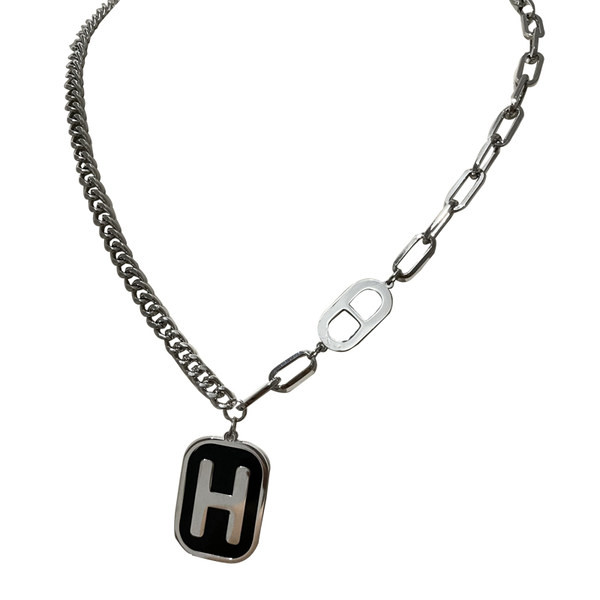 Ženska ogrlica sa ugraviranim slovom u nekoliko boja