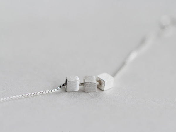 Γυναικείο κολιέ με μενταγιόν σε ασημί χρώμα