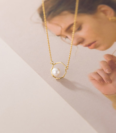 Tanka ženska ogrlica - okrugla sa biserom