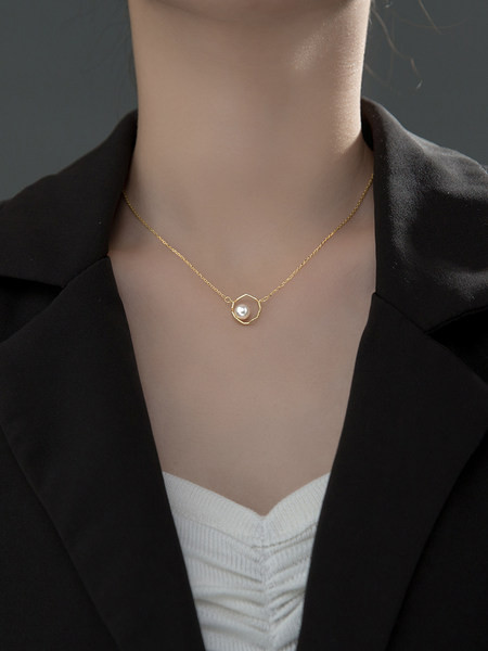 Tanka ženska ogrlica - okrugla sa biserom