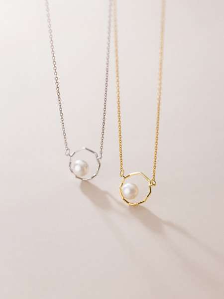 Tanka ženska ogrlica - okrugla sa biserom