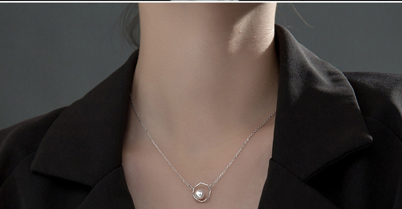 Tanka ženska ogrlica - okrugla sa biserom