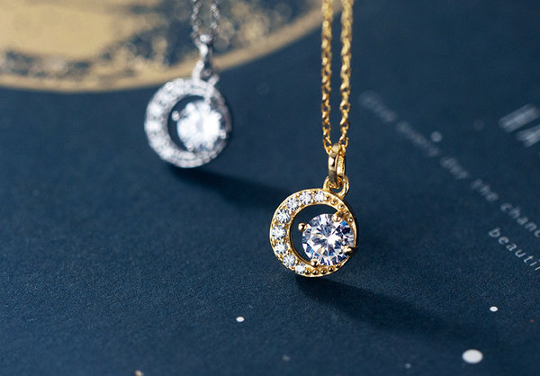 Moderna ženska ogrlica sa privjeskom i kamenčićima