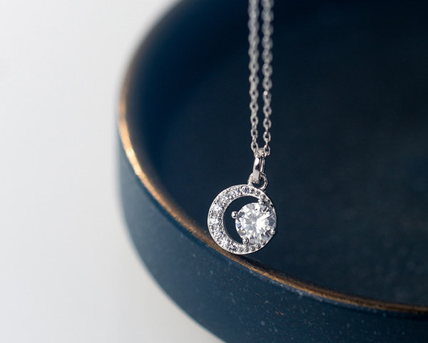 Moderna ženska ogrlica sa privjeskom i kamenčićima