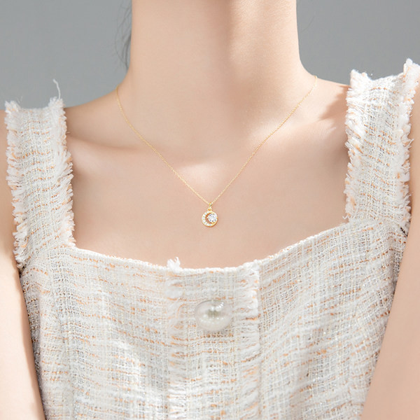 Moderna ženska ogrlica sa privjeskom i kamenčićima