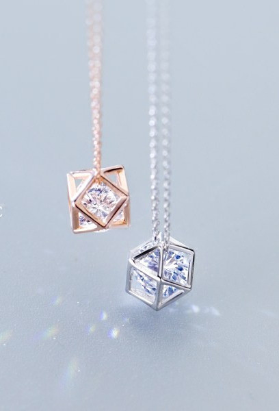 Γυναικείο μοντέρνο κολιέ με μενταγιόν σε δύο χρώματα