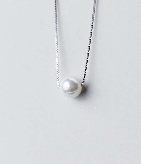 Λεπτό ασημένιο γυναικείο κολιέ με πέρλες διακόσμηση