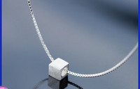 Γυναικείο κολιέ με τετράγωνο μενταγιόν σε ασημί χρώμα