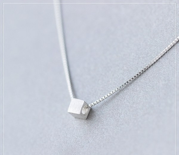 Γυναικείο κολιέ με τετράγωνο μενταγιόν σε ασημί χρώμα