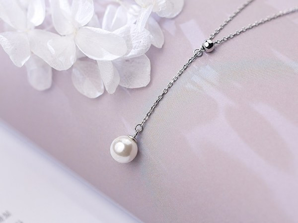 Μοντέρνο γυναικείο κολιέ με πέρλα - σε ασημί χρώμα