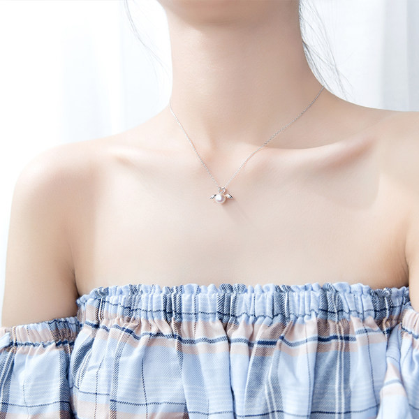 Moderna ženska ogrlica sa privjeskom u dvije boje