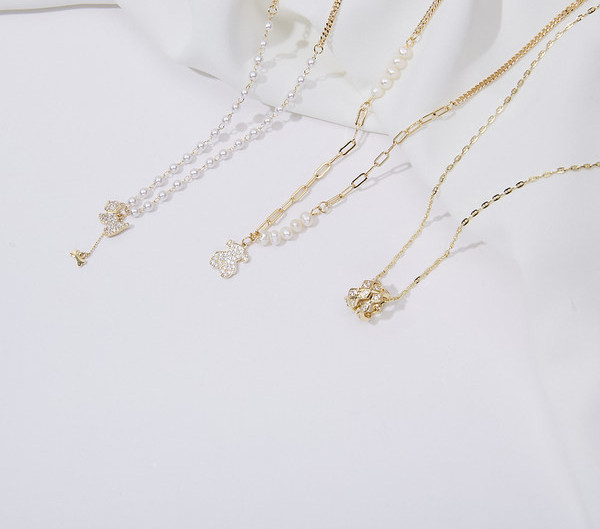 Γυναικείο κολιέ σε χρυσό  χρώμα με διάφορα μενταγιόν