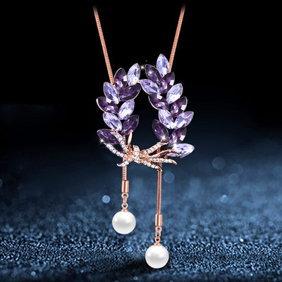 Dugačka ženska ogrlica s ukrasom od kamenčića i bisera